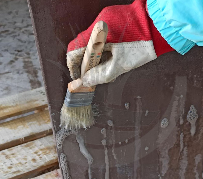 It happens that terracotta gets stained by aging, saltpetre or chemical fertilizers. Here are the tips to clean it and how to avoid getting it dirty again in the future.
									