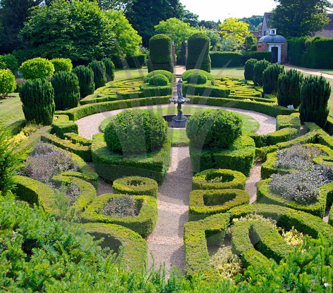 Idea di progetto per giardino che possieda caratteristiche che ricordano il giardino all italiana