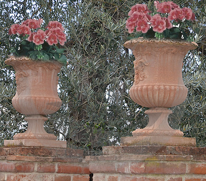 Le coppe da pilastro sono vasi da posizionare sulle colonne dei cancelli di entrata di proprietà con giardini o resede. Sono contenitori per fiori o monumentali.