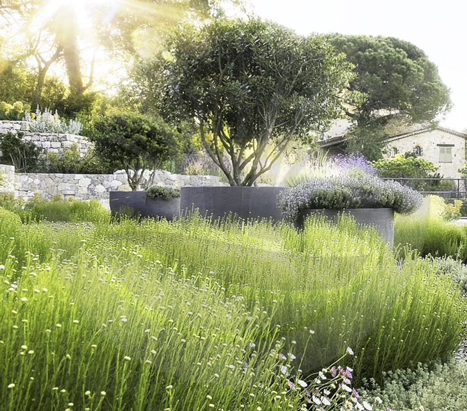 I vasi grigio si confondono bene con il verde della vegetazione